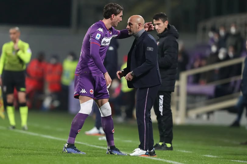 berkcanoguslu's tweet photo. 2021'de Fiorentina - Sassuolo maçında Fio 10 kişi kalınca Italiano 88'de Vlahovic'i oyundan çıkartmıştı. 

Vla çıkarken Italiano hocaya tepki göstermişti. Maç sonunda hocaya bu sorulunca hoca 'Aramızda hallettik bile, bana yemek ısmarlayacak.' dedi. 

2 gün sonra başka basın toplantısında 'Dusan yemeği ısmarladı mı?' diye sorulunca Italiano 'Henüz ısmarlamadı' diye cevap vermiş. 

Vlahovic geldiğinde Italiano'ya falan bu mesele sorulabilir belki hoşuna gider :) 'Yemeği ısmarladı mı, sözü vardı' vs gibi.

Not : Vlahovic bu maçta Fiorentina’nın ilk golünü atarak 2021 takvim yılındaki 33. Serie A golüne ulaştı ve Cristiano Ronaldo’ya ait olan bir takvim yılında en çok Serie A golü atma rekorunu egale etti.