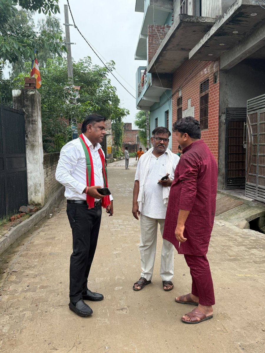 grabsudheer's tweet photo. दिनांक 11 अगस्त 2026 को अपनी विधानसभा 60, गढ़मुक्तेश्वर गाँव- चांदनेर में कांवड़ियों के लिए आयोजित सेवा शिविरों में जाने और श्रद्धालु कांवड़ियों की सेवा करने का सौभाग्य प्राप्त हुआ व प्रसाद ग्रहण किया।🙏🔱

महादेव की भक्ति में लीन इन शिवभक्तों की सेवा करना मेरे लिए सौभाग्य और पुण्य का अवसर है।

भोलेनाथ से प्रार्थना है कि सभी कांवड़ियों की मनोकामनाएं पूर्ण हों, उनकी यात्रा मंगलमय हो और महादेव की कृपा सदैव सभी पर बनी रहे।

हर हर महादेव! 🚩🔱 

एड. सुधीर चौहान
राष्ट्रीय प्रवक्ता (समाजवादी पार्टी)
विधान सभा-60 गढ़मुक्तेश्वर

@mediacellsp @samajwadiparty @yadavakhilesh @dimpleyadav @palshyamLalsp @proframgopalya1 @MPDharmendraYdv @shivpalsinghyad  @aashishsy @IqraMunawwar_ @Kamalakhtar25 
@ABPNews @news24tvchannel @ndtv @News18India @News18UP @ajjtaknews2 @ndtv

#samajwadipartyofficial #AkhileshYadav #PDA #bholenath
#कांवड़