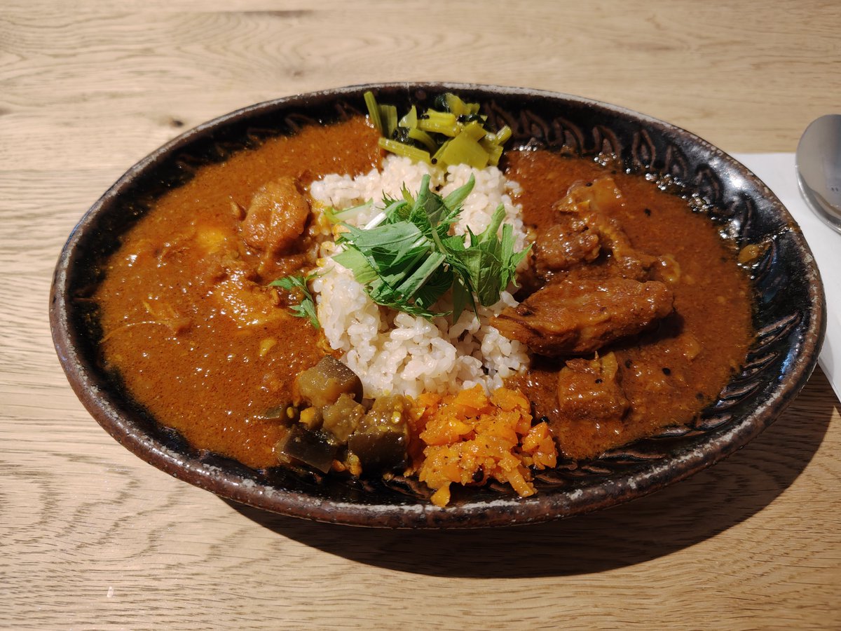 naochyan381's tweet photo. 今日はお友達と久しぶりのランチ💕
こっそりカレーでチキンカレーと牛肉のカレーの合掛け🍛
桃のショートケーキ氷は桃がなかにも入っててすごく美味しかったです🍑
#こっそりカレー #桃のショートケーキ氷　 #かき氷 https://t.co/8RXsNHmkUe