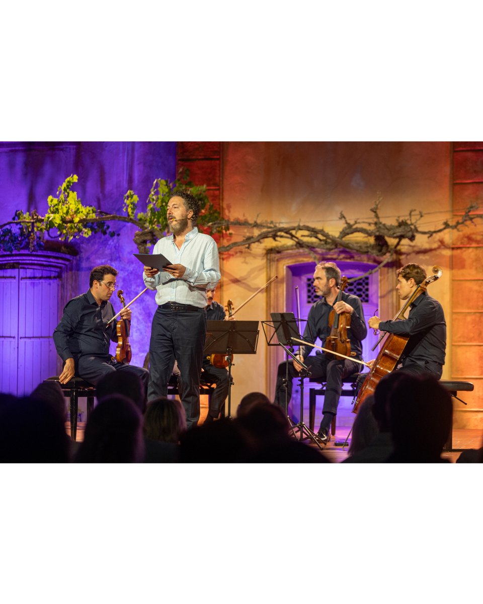 MusiqueStTropez's tweet photo. Guillaume Gallienne, fantastique comédien de la Comédie-Française, a  illuminé notre soirée de sa présence pour faire revivre l’illustre Marcel Proust. Le prestigieux Quatuor Modigliani a interprété avec brio les œuvres de Beethoven, dans le cadre de la cour du château. https://t.co/IygB6hbhLm