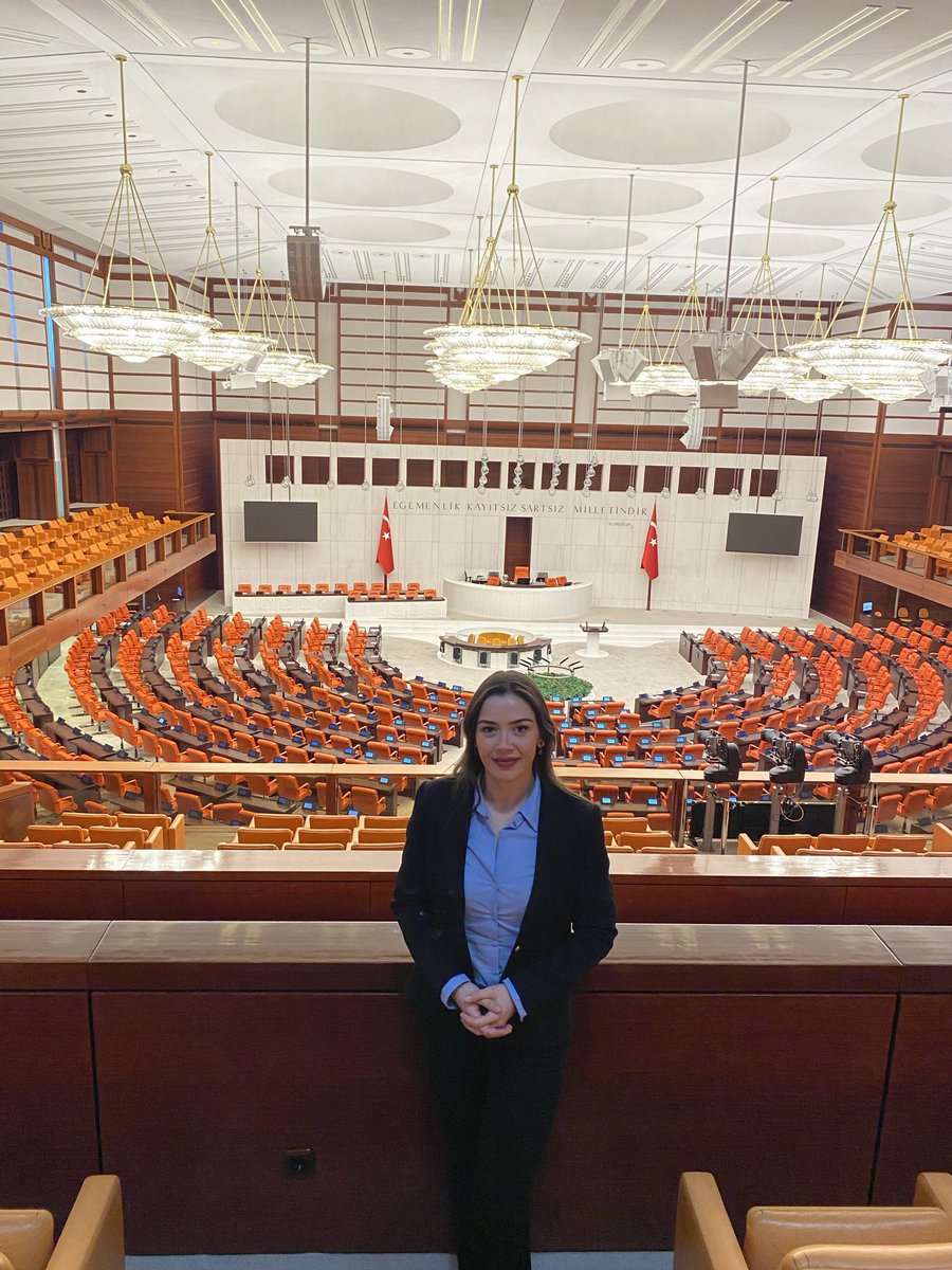 gizemfidanhaber's tweet photo. 📌Dün bu salonda #TerörsüzTürkiye süreciyle ilgili Çerçeve Yasa TBMM’den geçti.Oy kullanan 562 milletvekiliden 467’si evet dedi, 87’si hayır dedi, 7’si çekimser kaldı.
31’i oylamaya katılmadı.
📌En büyük sınavlardan birini Yeni Parti verdi. #CHP’de sadece İlhan Kesici’nin “hayır” oyu vermesi dolayısıyla liderlik zaafı var yorumu yapanlar Yeni Parti’de Özgür Özel’in “evet” kararına rağmen 30’u aşkın vekilin “hayır” demesini demokrasi olarak yorumlayabildiler.
📌CHP geçen Pazartesi genel başkan Kılıçdaroğlu’nun yaptığı açıklamaya sadık kalarak tavrını gösterdi.
📌İYİ Parti’nin tamamı “hayır” oyu kullandı. MHP’den sadece bir fire, AK Parti’den birkaç fire oldu.
📌Önümüzdeki süreçte bu yasanın geçmiş olması başta güvenlik bürokrasisi olmak üzere, af uygulaması dolayısıyla kritik gelişmelere gebe olacak. Siyaseten de özellikle Yeni Parti’de ilk somut fikir ayrılığı vekil düzeyinde istifalar ve geçişlere neden olacak mı, liderlik zaafiyeti sorgulamaları başlayacak mı göreceğiz…
#çerçeveyasa #tbmm #gizemfidan mktv