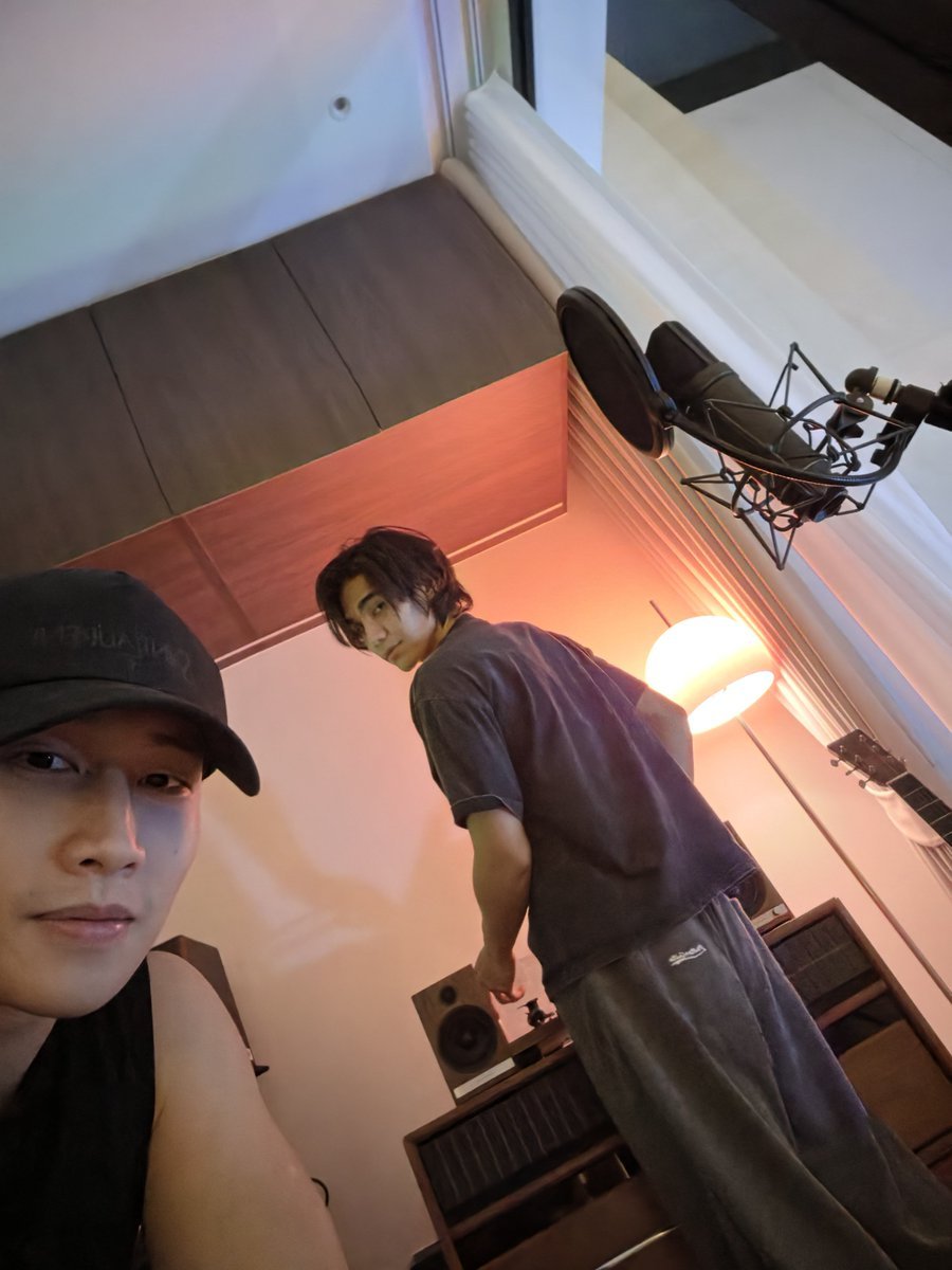 jayzen_30's tweet photo. My parents are back together 😭😭😭😭 https://t.co/V4imtpJepj