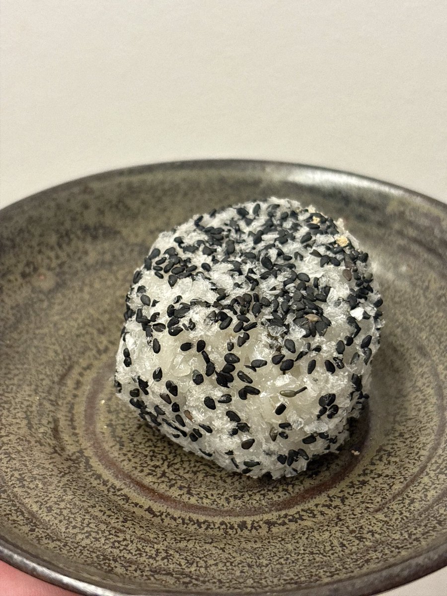 migiwa_nihil's tweet photo. 私の推し和菓子屋さん「仙太郎」の、お盆の期間だけしか食べれない黒ごまおはぎを今すぐ食べてほしい。黒ごまとあんこと青紫蘇がこんなにも合うなんて！と衝撃的なので、ビビらず2個買うことをおすすめします。 https://t.co/v2OM74igzO