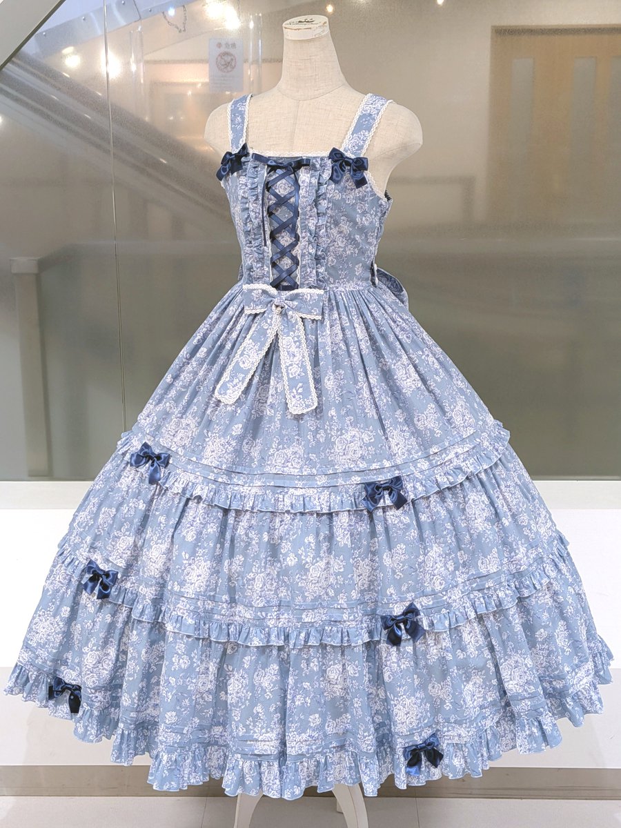metamornagoya's tweet photo. 🌈追加画像🌈

\✨8月15日(土)発売✨/

💐Toile de Jouy Bouquetシリーズ💐

◆ロングJSK
〈通常サイズ〉￥37,180(税込)
〈プラスサイズ〉￥39,380(税込)

color：スモークブルー系

背面シャーリングでお着替え簡単✨
スカート両サイドにポ���ット付🩷
ボリュームたっぷりのロングティアードが素敵です https://t.co/G4Pc7OK4n7