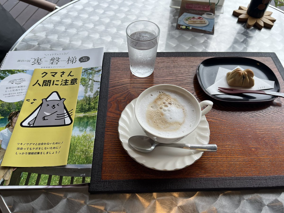 kohaku0719's tweet photo. 今回は初裏磐梯⛰️
クマ🐻の目撃情報がつい1週間前にあったそうで、クマ注意のパンフレットみたいなのもらいました
滞在中に散策できる天気になるかなあ🤔
せっかく来たから磐梯山眺めたい👀 https://t.co/4wHeqqe8gM