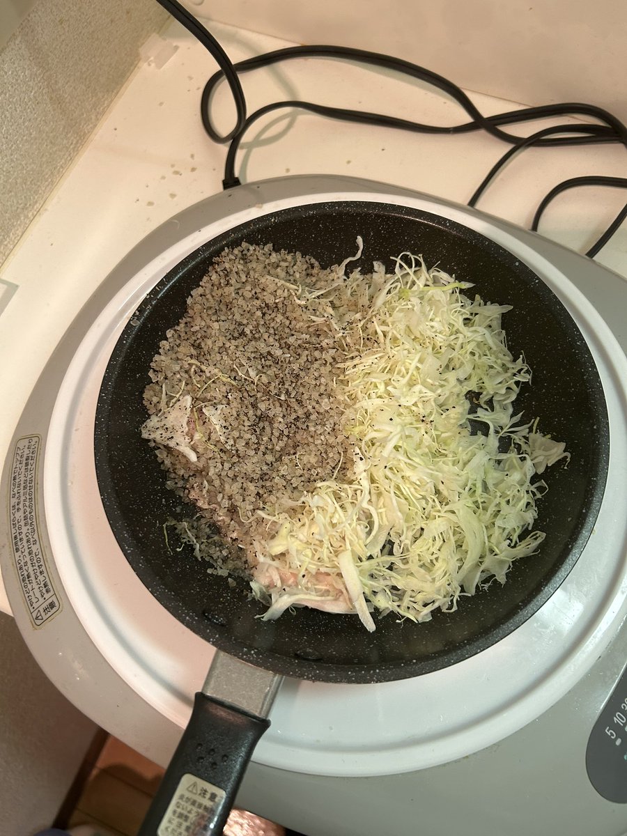 kura_study_'s tweet photo. 塩コショウの蓋外れた https://t.co/KvWgnD02VE