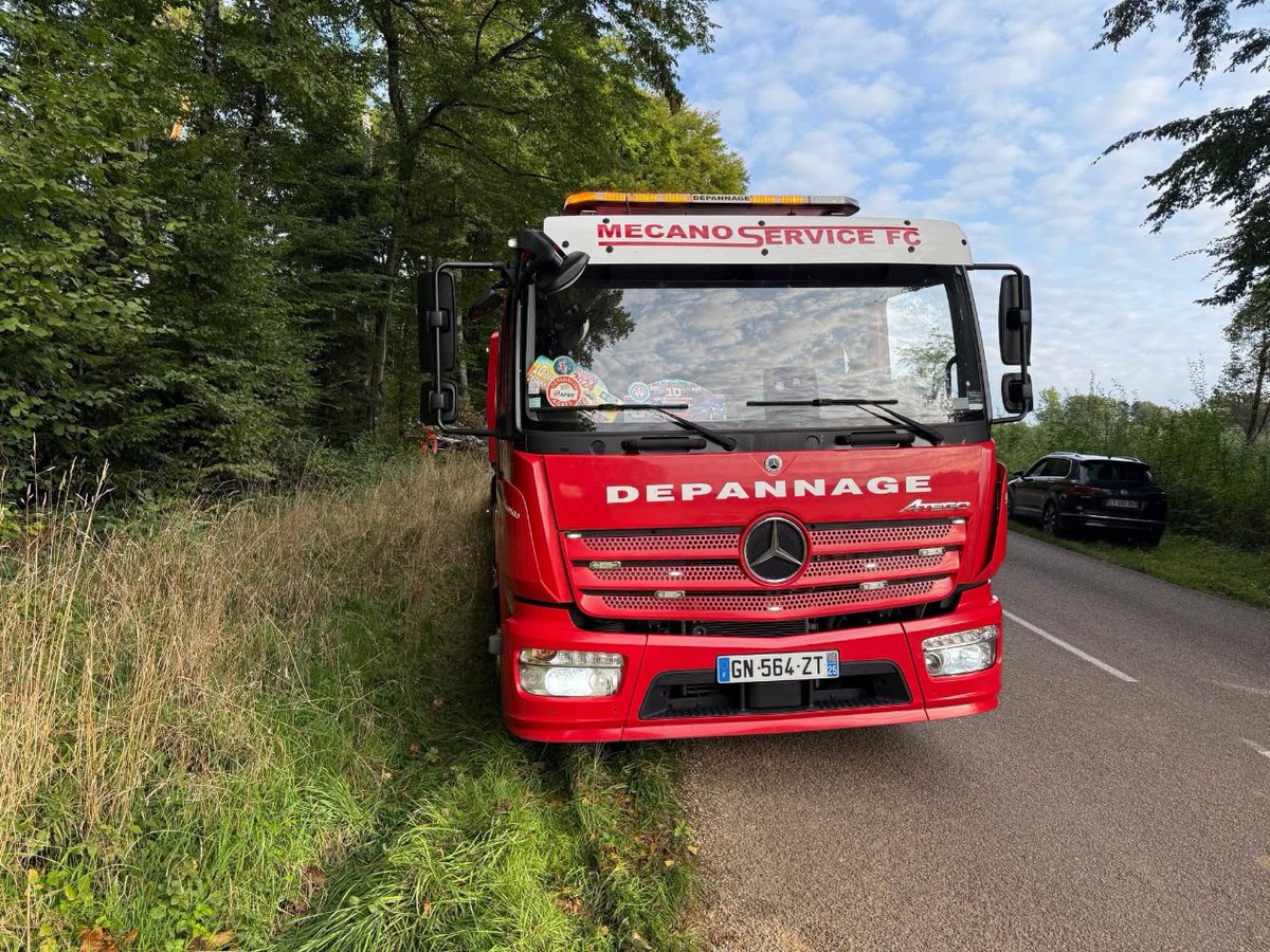 MecanoServiceFC's tweet photo. 📞 03 81 58 49 86 Nos dépanneuses Mercedes interviennent jusque sur les petites routes de campagne de Franche-Comté. Mecano Service F.C. : dépannage et remorquage poids lourds 24h/24, où que vous soyez. #dépannage #doubs
#campagne #jura #surplace #auto https://t.co/MR14sJJ7hp