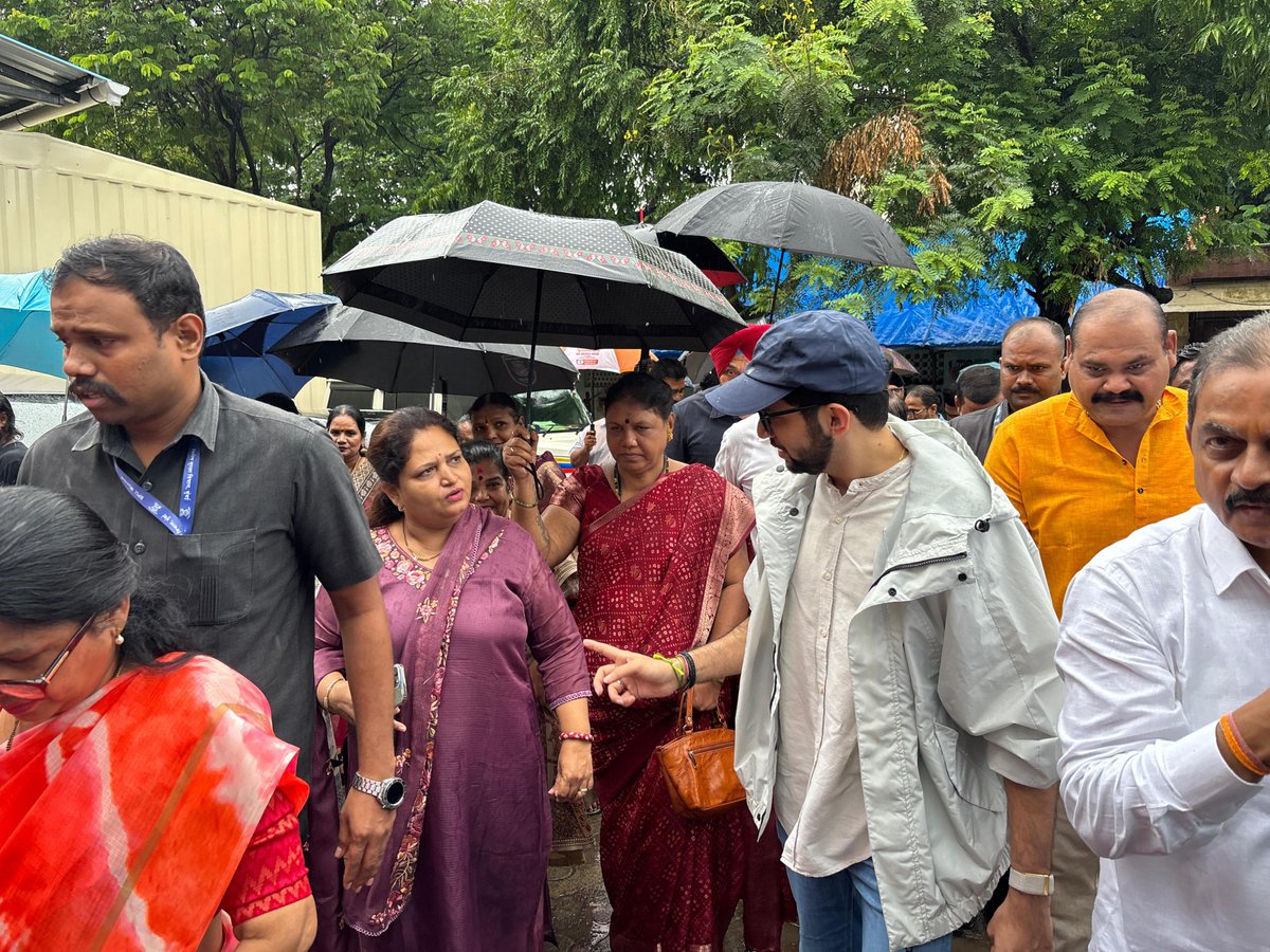 HarshalaMo81306's tweet photo. धारावी ट्रांझिट कॅम्प येथील मनपा शाळेला मा. आदित्य ठाकरे यांनी भेट देऊन पाहणी केली. नगरसेविका सौ. हर्षला आशिष मोरे यांनी विद्यार्थ्यांना गणवेश, बूट व स्टेशनरी वेळेवर न मिळण्याच्या समस्या निदर्शनास आणल्या.
विद्यार्थ्यांच्या शिक्षणासाठी आणि सुविधांसाठी पाठपुरावा कायम सुरू राहील. https://t.co/2rG8BYatLS