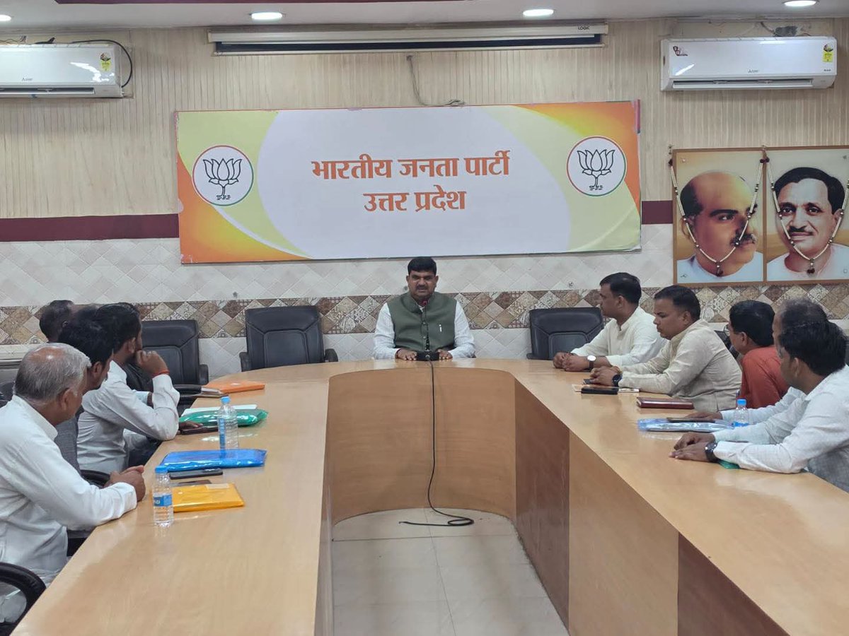 BJP4UP's tweet photo. प्रदेश महामंत्री (संगठन) श्री @idharampalsingh ने पार्टी प्रदेश मुख्यालय में लखनऊ जिला एवं महानगर के मंडल अध्यक्षों के साथ आगामी तिरंगा यात्रा के निमित्त योजना बैठक को संबोधित किया। https://t.co/aNEfGeFCW0