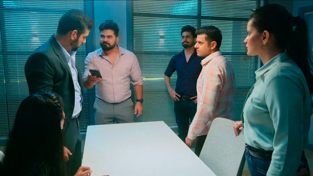 NB_FANGIRL's tweet photo. Maneesh ji... SPD ke baare mein usike gang ko complaint kar rahe ho😭 agar voh chup bhi hogaya tho uska team usi level pe dhamkiya de sakte hai😌 Isliye chup chap jawab dene ka😌

#MrAndMrsParshuram https://t.co/nhruK79lby