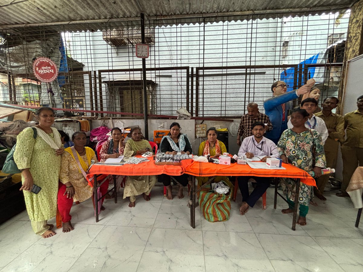 HarshalaMo81306's tweet photo. नगरसेविका सौ. हर्षला आशिष मोरे यांच्या पुढाकाराने माटुंगा लेबर कॅम्प येथे ‘पावसाळी आजार तपासणी व वैद्यकीय शिबिर’ यशस्वीरीत्या पार पडले. नागरिकांची विनामूल्य आरोग्य तपासणी करून आवश्यक वैद्यकीय मार्गदर्शन देण्यात आले. https://t.co/mW99Or2HTD
