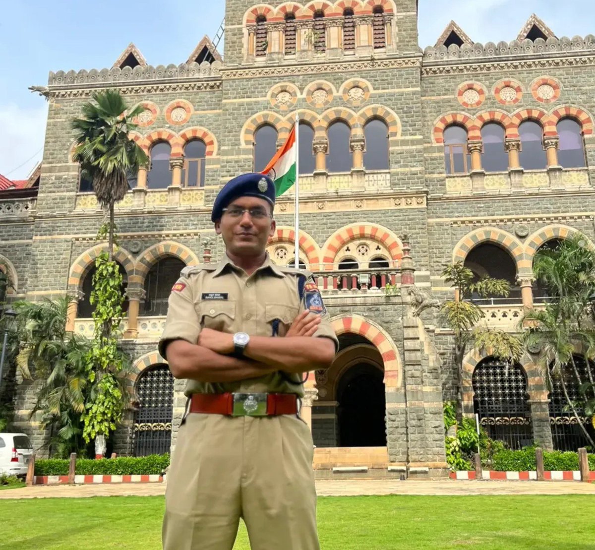 premkumarcbn01's tweet photo. जब ये IPS बने होंगे तो इनके माता पिता ने गांव में मिठाई बांटा होगा , आस पड़ोस के युवा इनसे प्रेरणा लिए होंगे,

लेकिन अब ट्रेनिंग में ही घुस लेकर मां बाप का सीना चौड़ा कर दिया।

इनका नाम राहुल बंसल हैं और ये 2022 बैच के छत्तीसगढ़ कैडर के ट्रेनी IPS अधिकारी हैं,

ट्रेनिंग के दौरान ही साइबर फ्रॉड के मैटर में 1 करोड़ रुपए की रिश्वत लेने का आरोप लगा हैं।

राजस्थान के रहने वाले राहुल बंसल ने IIT BHU से इलेक्ट्रिकल इंजिनियरिंग के बाद SSC पास करके Income Tax में सर्विस किया और इसके बाद IPS बनें,

लेकिन अब रिश्वत के चक्कर में फंस गए हैं।

देश में अब IAS IPS जैसे बड़े पदों पर डायरेक्ट भर्ती बंद कर देनी चाहिए , क्योंकि इससे देश को फायदा कम नुकसान ज्यादा हो रहा हैं।

एथिक्स बस किताबी चीज हैं इनके लिए , जीवन में कभी अप्लाई नहीं करते हैं।