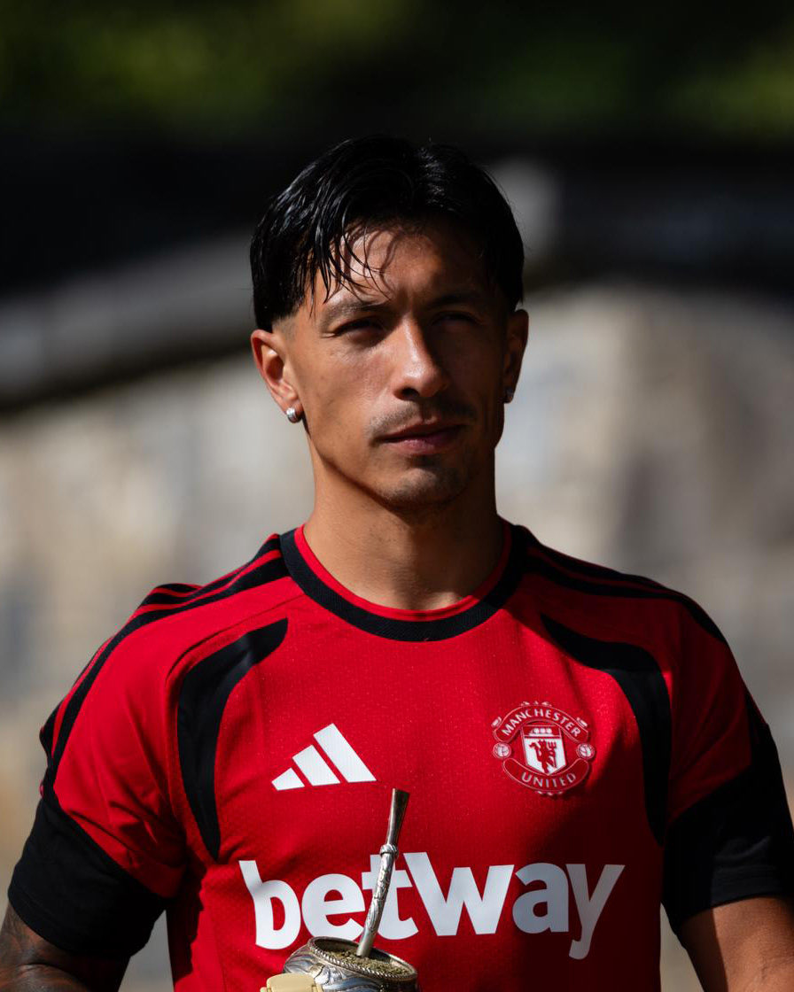 MUFCScoop's tweet photo. Lisandro Martinez is back in training with the squad 💪🔴 #MUFC https://t.co/oFJqGNT0iD