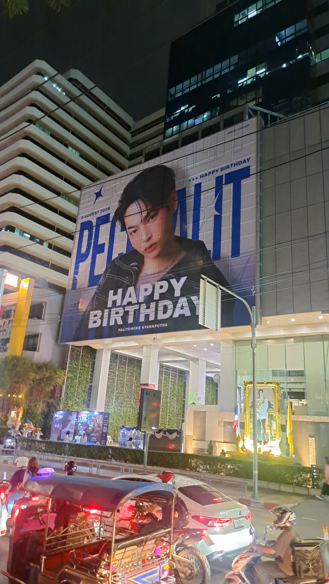 Yuzuday1's tweet photo. ปีนี้ปจ.วันเกิดเฮียโซนสุขุมวิทดีมาก แบบมากๆๆๆๆ อยากให้นุชมาดูกัน ขอบคุณเจ้าของปจ.ที่สร้างสรรงานดีๆ อย่างนี้นะคะ เฮียหล่อสดใสมาก และนุชมีความสุขมากๆ ค่ะ☺️

#เป๊กผลิตโชค 
#PeckPaLitChoke
#Happypalitday2026 https://t.co/8aPYFkO0R5