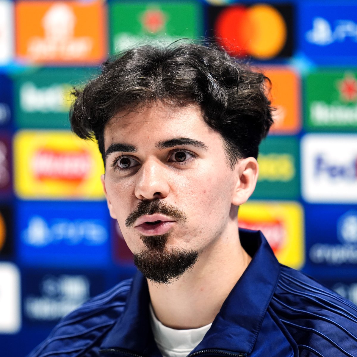 ActuFoot_'s tweet photo. 🚨 VITINHA 🇵🇹 VEUT VOIR UN PARISIEN REMPORTER LE BALLON D'OR 2026 ET DONNE SES TROIS FAVORIS. 🌕👇

« Il y a beaucoup de bons joueurs qui peuvent prendre le Ballon d'or cette année. Je pense que CE SERAIT NORMAL D'AVOIR UN JOUEUR DU PSG.

Comme Kvara 🇬🇪 après sa saison en Ligue des champions, Ousmane Dembélé 🇫🇷 après sa grosse saison ou Fabian Ruiz 🇪🇸 qui a tout gagné.

Pour moi, ce serait entre ces trois joueurs. Mais il y a beaucoup de joueurs comme Kane 🏴󠁧󠁢󠁥󠁮󠁧󠁿 ou Mbappé 🇫🇷. 

Moi, JE VOTERAI POUR UN PARISIEN POUR LE BALLON D'OR. »

🎙️ conf. de presse