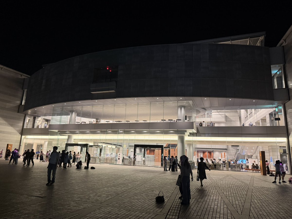 paru4326's tweet photo. 愛媛・愛媛県県民文化会館行って来た‼️
一階2列目やって中央で前2人居なくて実質1列目👀

ものすごく近くて友達とワーワーなってた🤗カナやん顔小さすぎる🤣

隣の人がサインボールゲット‼️その後ろの人はどうやらミーグリ当選してた😭恐ろしい席や💺笑

#西野カナ 
#西野カナ_HEARTBEAT
#西野家 https://t.co/u0m23gYlUK
