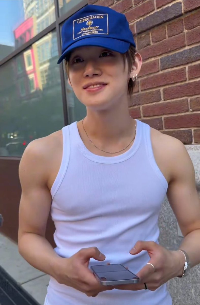 jjuniesito's tweet photo. hes so hot without even trying like hes literally just walking around looking like that im so sick https://t.co/nOi5nJvNcF