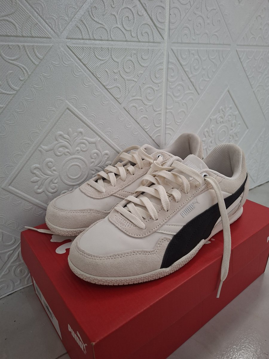 SeriuslyZee's tweet photo. Ada lagi yang nyari sepatu? Kakak ku beli ukuran nya kekecilan, dua duanya ukuran 39. Ori beli online di mapclub belum di pake samsek.

PUMA BELLA DONNA NYLON
Harga beli 999k.
ARKWALK HEATHER BLACK
Harga beli 559k.

Di nego aja dulu, bisa oren yaa.
DM aja buat detailnya. https://t.co/R4pUIwQkS1