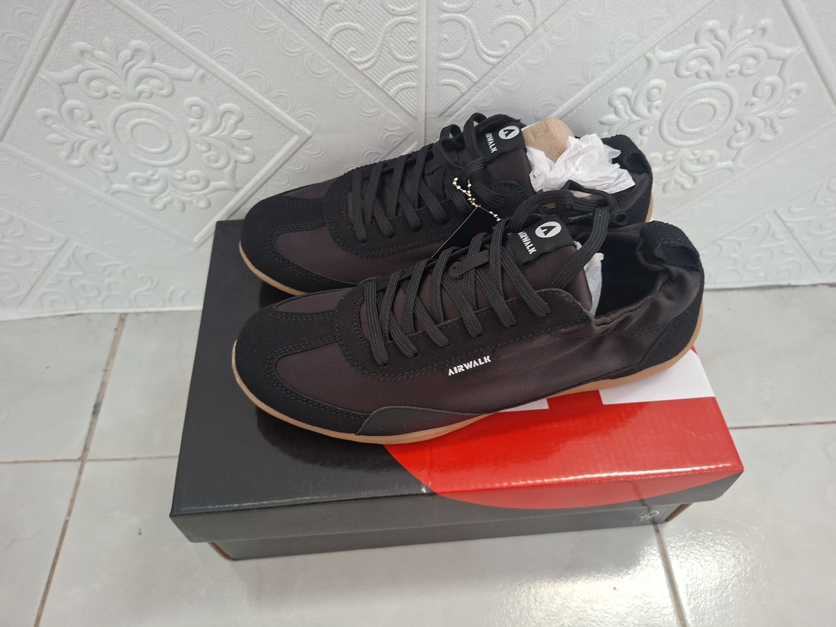 SeriuslyZee's tweet photo. Ada lagi yang nyari sepatu? Kakak ku beli ukuran nya kekecilan, dua duanya ukuran 39. Ori beli online di mapclub belum di pake samsek.

PUMA BELLA DONNA NYLON
Harga beli 999k.
ARKWALK HEATHER BLACK
Harga beli 559k.

Di nego aja dulu, bisa oren yaa.
DM aja buat detailnya. https://t.co/R4pUIwQkS1