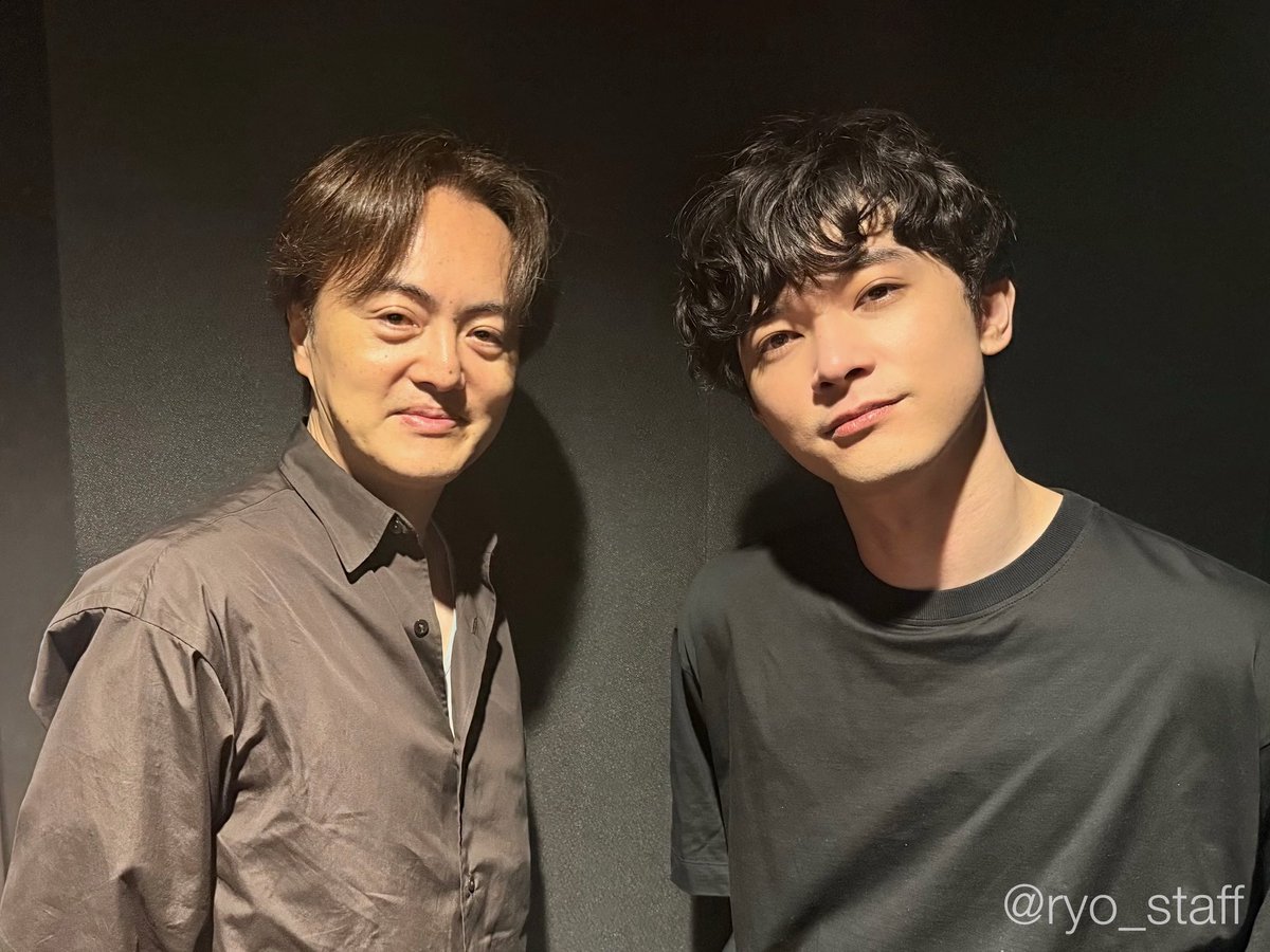 ryo_staff's tweet photo. 先日 #DEH にてお預かりしたお荷物を楽屋横にひっそり置いたMGs。吉沢はどなたがいらっしゃるか本番前に【絶対】知りたくないのですが、「本を見て松橋さん来てるじゃんと思ってた😊」とご挨拶する吉沢に（舞台中チェックしてる）と焦った我々でした。
明日も何卒お天気にお気をつけてご来場ください🙇🏻‍♀️ https://t.co/DGAE0IhuTM