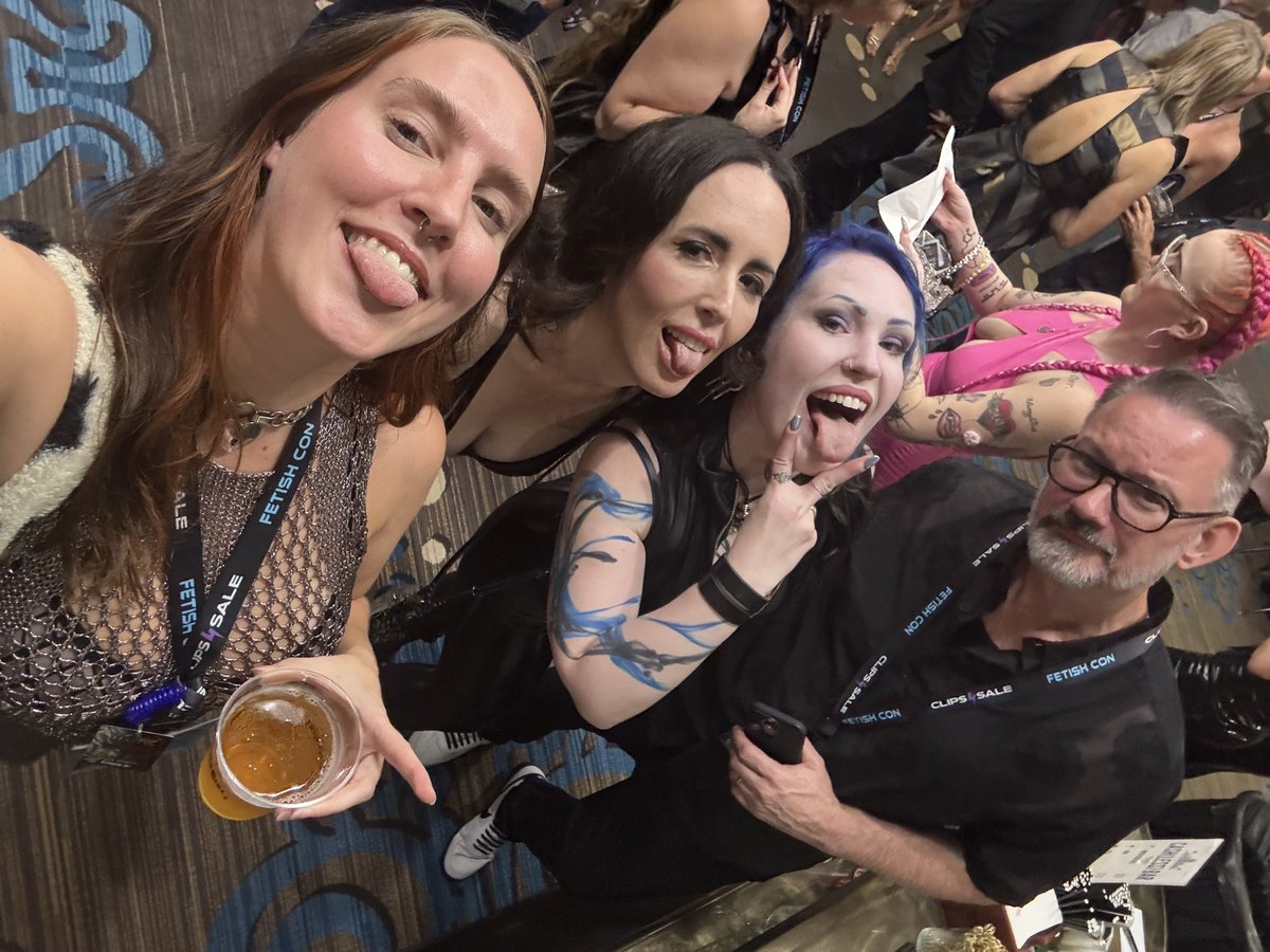 thecadencelux's tweet photo. Successful fun @fetishcon with my people!💙 https://t.co/6dirxzQByp