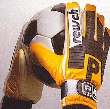 e1manzanas's tweet photo. @calaco99 De los primeros en tener sus guantes full personalizados, en lugar de la r de reusch, la P de Pfaff https://t.co/mD4hx10ti4