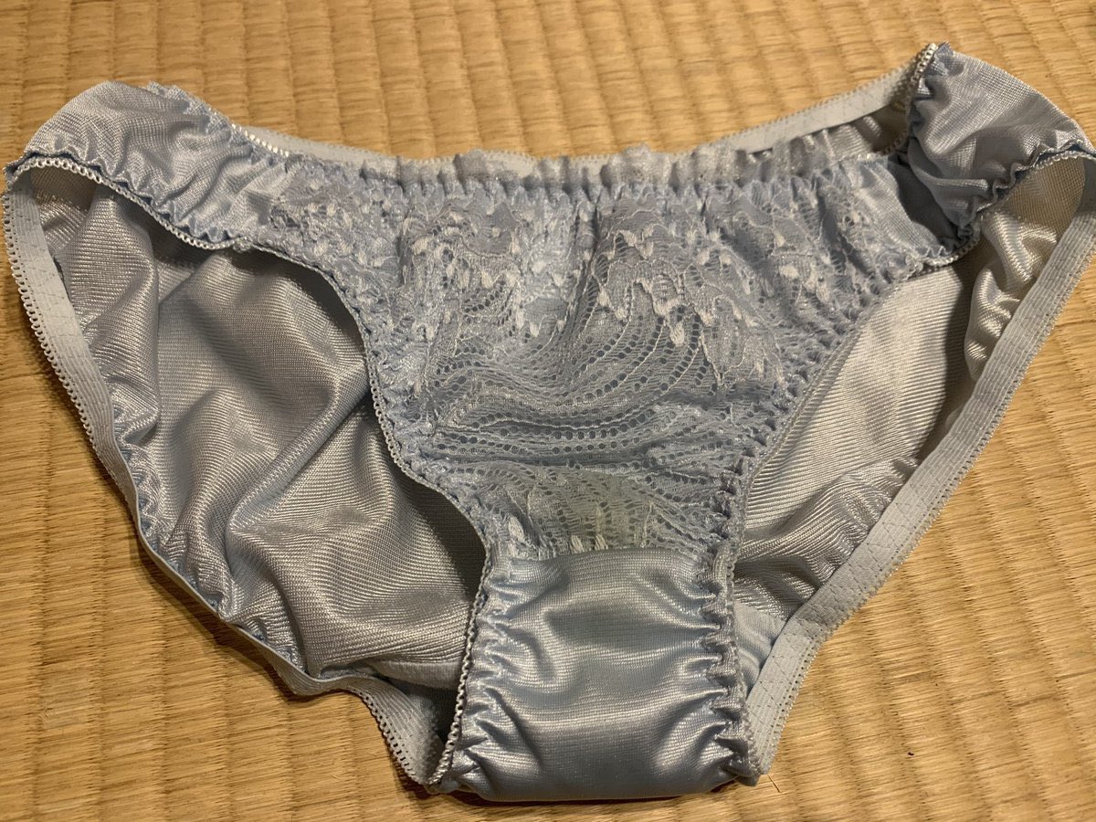 uacpoi's tweet photo. 今日の脱ぎたて下着！
下着の色、水色なのに��まで汚れが！？
変わらず、おしっことおりものの混ざったメス臭がすごいです！
#彼女下着 #彼女クロッチ #クロッチ #クロッチ汚れ https://t.co/xRWtsVDCSV