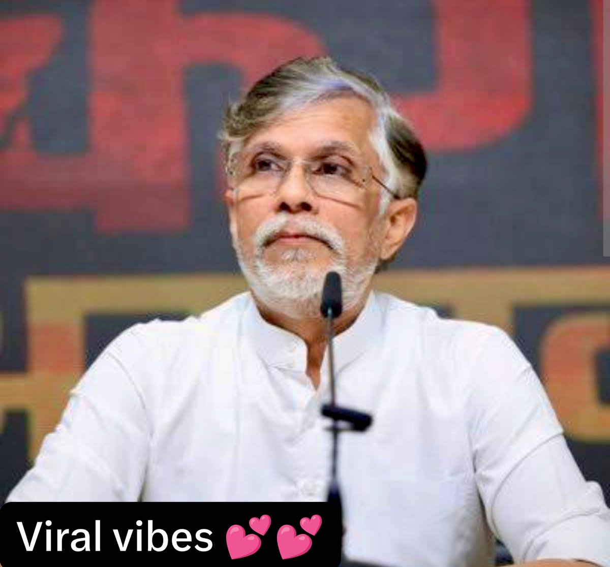 UmeshYa02671682's tweet photo. ब्रो का नाम पवन खेड़ा

ब्रो का काम बखेड़ा खड़ा करना

ब्रो इस समय कांग्रेस पार्टी का नेता है 

ब्रो ने आज संसद में सत्ता धारी पार्टी की खटिया 
खड़ी कर दी।

सत्ता पक्ष वाले संसद के सामने राहुल गांधी मुर्दाबाद,राहुल गांधी शर्म करो? के नारे लगा 
रहे थे।

तभी ब्रो सीधे सत्ताधारी गैंग में घुस गया,और 
जोर जोर से अमित शाह शर्म करो? अमित शाह
मुर्दाबाद! अमित शाह शर्म करो के नारे लगाने
लगा।

अब भाजपाई चुप सबके सब पवन खेड़ा का मुंह
ही देखते रह गए।

विपक्ष को ऐसे ही निर्भीक निडर साहसी नेता की
जरूरत है, शशि थरूर जैसे काम देव नहीं।

आप लोगों का क्या मानना है कृपया प्रतिक्रिया 
दीजिए❓