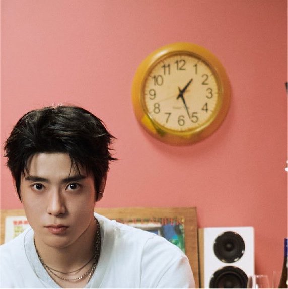 glow_do0's tweet photo. 사진에 숨겨진 127 디테일들 넘 좋아🥹🥹
1:27 시계, 포스터, 배지(?), 마이크들 https://t.co/nZCYYhhKY0