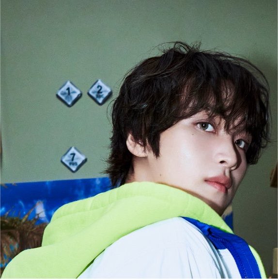 glow_do0's tweet photo. 사진에 숨겨진 127 디테일들 넘 좋아🥹🥹
1:27 시계, 포스터, 배지(?), 마이크들 https://t.co/nZCYYhhKY0
