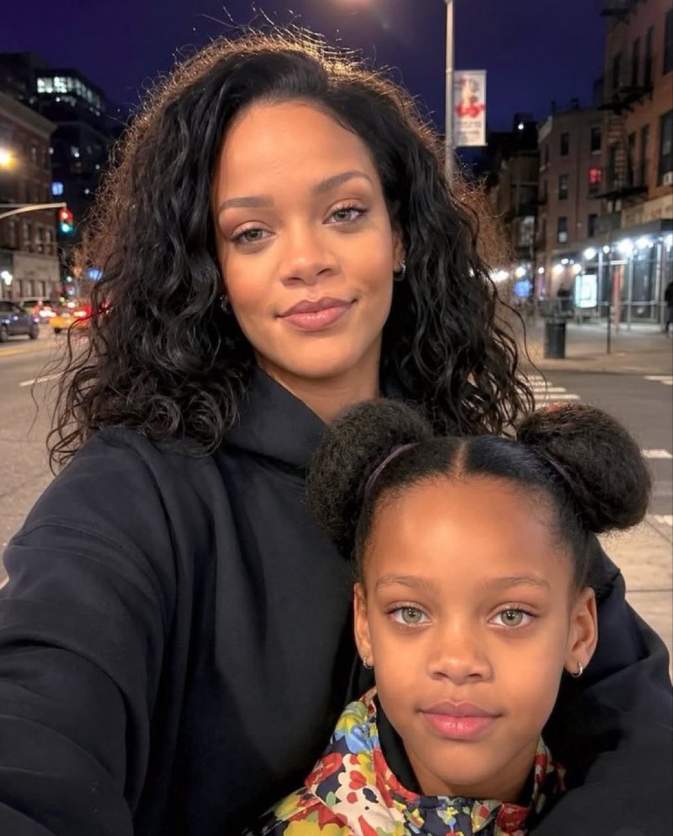 Mantharg0's tweet photo. Rihanna photocopier or Halifax photocopier 🥰😍 https://t.co/bwRvZSGyZw