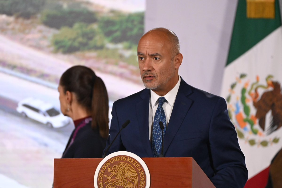 SICTmx's tweet photo. El secretario de Infraestructura, Comunicaciones y Transportes, Jesús Esteva Medina, acompaña a la Presidenta @Claudiashein a la Conferencia del Pueblo para presentar las acciones implementadas por la #SICT para contribuir a reducir los robos en carreteras. https://t.co/2s7zlKtSI1