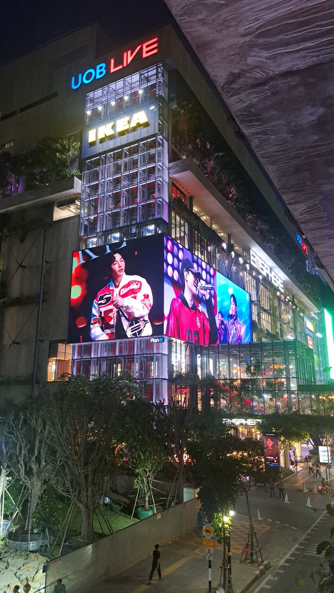 Yuzuday1's tweet photo. แต่ชอบจอกับไวป์ที่ Emsphere รู้สึกว่าที่นี่บรรยายกาศมีความ festive ยิ่งเวลามาช่วงกลางคืนจะรู้สึกว่าครึกครื้นตื่นตาตื่นใจกับแสงสี แค่ได้เห็นรูปเฮียหล่อๆ เท่ห์ๆ ขึ้นจอใหญ่ๆ ก็มีความสุขแล้ว 🥰

#Happypalitday2026
#เป๊กผลิตโชค 
#PeckPaLitChoke https://t.co/k4ady3qgwu