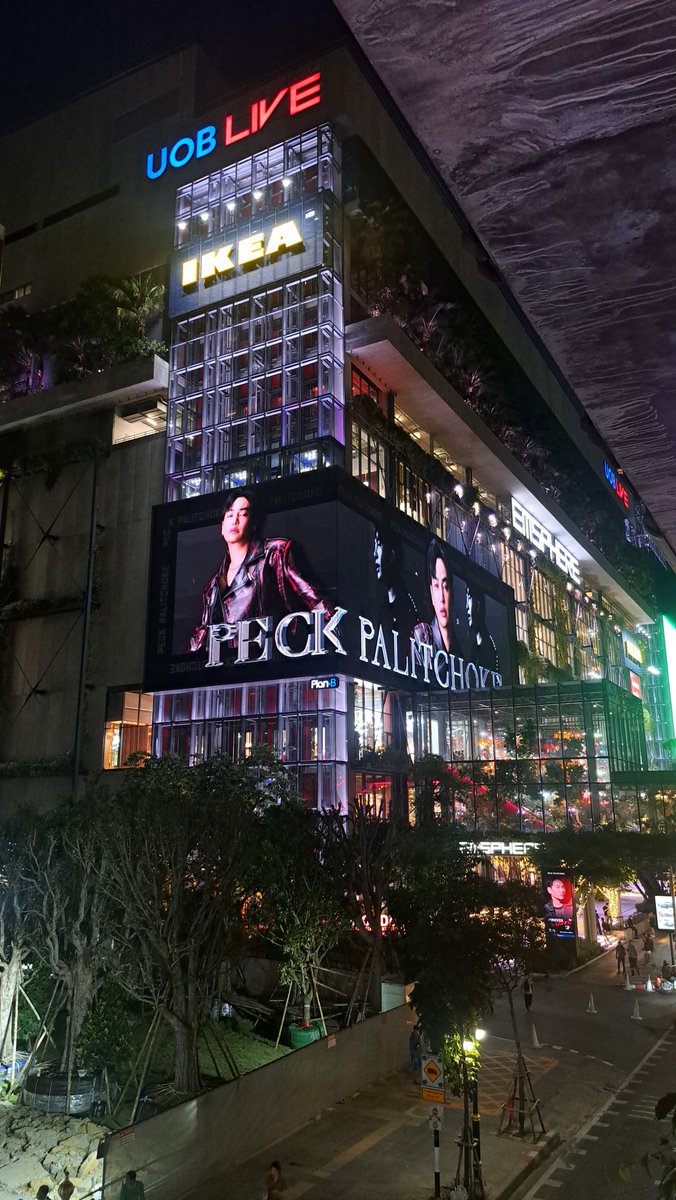 Yuzuday1's tweet photo. แต่ชอบจอกับไวป์ที่ Emsphere รู้สึกว่าที่นี่บรรยายกาศมีความ festive ยิ่งเวลามาช่วงกลางคืนจะรู้สึกว่าครึกครื้นตื่นตาตื่นใจกับแสงสี แค่ได้เห็นรูปเฮียหล่อๆ เท่ห์ๆ ขึ้นจอใหญ่ๆ ก็มีความสุขแล้ว 🥰

#Happypalitday2026
#เป๊กผลิตโชค 
#PeckPaLitChoke https://t.co/k4ady3qgwu