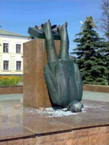 trhaber_com's tweet photo. Lenin heykeli için 11 yıl önce "hepsi tepetaklak olur inşallah" paylaşımı yapan şahsa 5816 sayılı kanun kapsamında soruşturma başlatıldı. https://t.co/g8ugMCHLRv