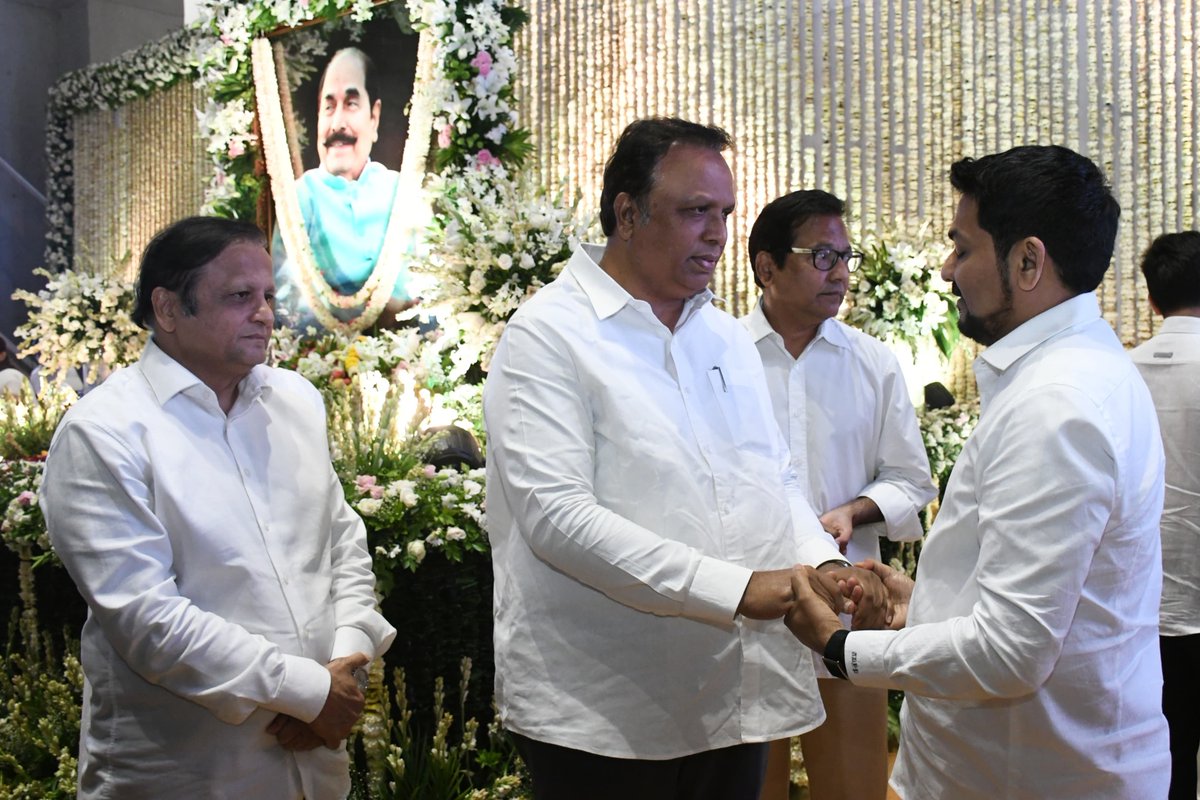 ShelarAshish's tweet photo. पद्मश्री डॉ. डी. वाय. पाटील जी यांच्या शोकसभेस उपस्थित राहून त्यांना श्रद्धांजली अर्पण केली, त्यांच्या कुटुंबियांची सांत्वनपर भेट घेतली. https://t.co/kDHdrdtViN