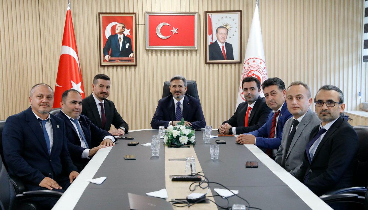 AhmetAYDIN_02's tweet photo. Sağlık-Sen Bursa Şube Başkanı Sayın Erkan Baştar ve beraberindeki yönetim kurulu üyelerini Bakanlığımızda ağırladık.

Sağlık çalışanlarımızın çalışma hayatına ilişkin talep ve beklentileri üzerine değerlendirmelerde bulunarak, sosyal diyalog ve istişarenin önemini bir kez daha vurguladık.

Sayın Baştar ve kıymetli yönetimine ziyaretleri için teşekkür ediyorum.

@bursasagliksen