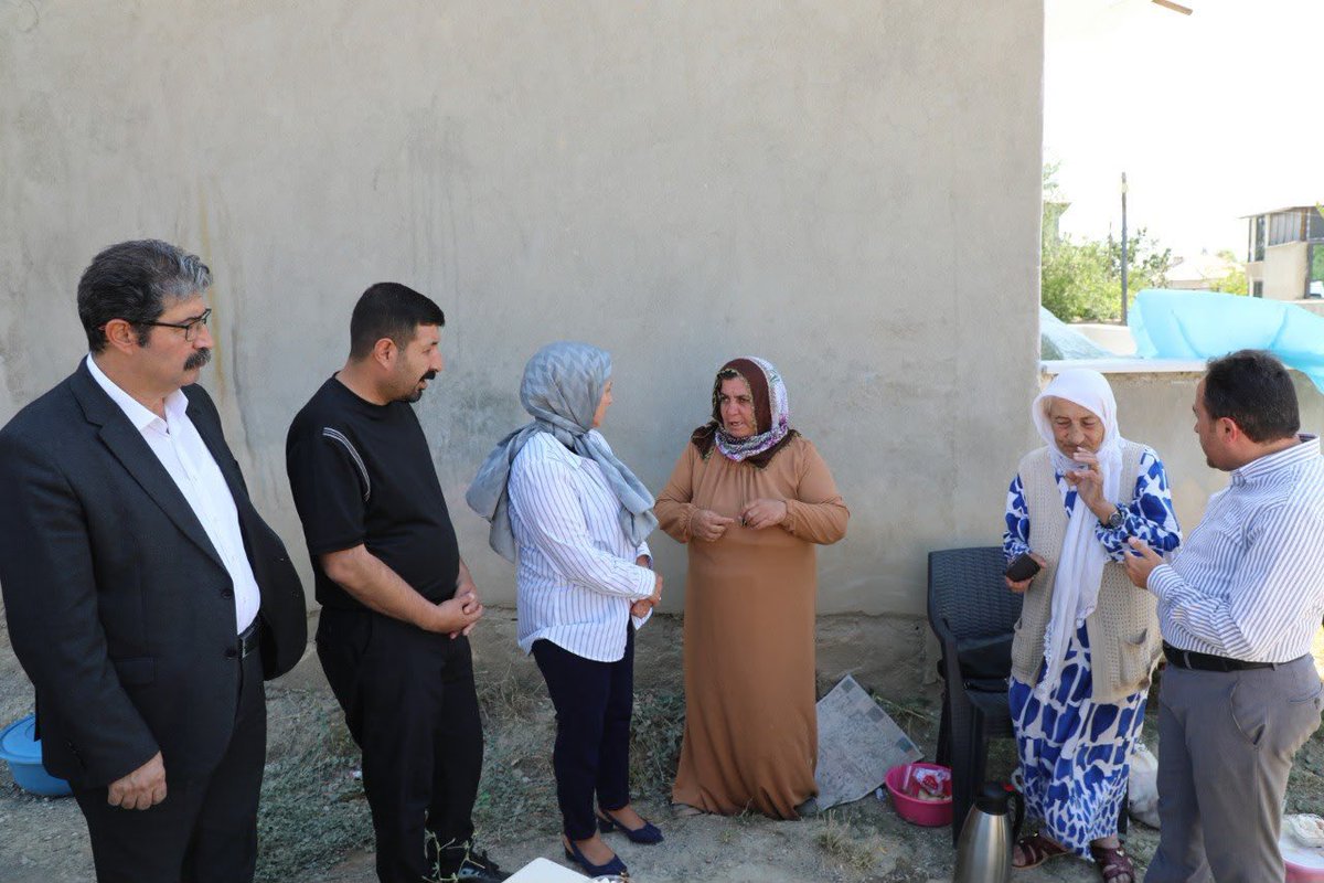 tusbabeltr's tweet photo. 🔸Eşbaşkanlar’dan Evlerinden Atılan Yaşlı Çifte Ziyaret

Van’ın Tuşba ilçesinde ev sahibi tarafından eşyaları sokağa atılarak evsiz bırakılan yaşlı çift, DEM Parti İlçe Eşbaşkanı Refik Çidal, Eşbaşkanlar Hanım Akkoş ve Ümit Keser ile DEM Parti ilçe yönetimi tarafından ziyaret edildi.

Tuşba ilçesine bağlı Beyüzümü Mahallesi'nde kiralık evde yaşayan biri görme engelli yaşlı çift, dün ev sahibi tarafından evden çıkarılmışlardı. Eşyaları sokağa atılarak ateşe verilen ailenin durumu yurttaşların tepkisine neden oldu.

Yaşanan duruma kayıtsız kalmayan DEM Parti Tuşba İlçe Eşbaşkanı Refik Çidal ve ilçe yönetimi, Belediye Eşbaşkanları Hanım Akkoş ve Ümit Keser ile Meclis üyeleri, evsiz kalan aileyi ziyaret etti. 

Eşbaşkanlar, ziyaret sırasında yaşanan olaya tepki göstererek, durumun kabul edilemez olduğunu söyleyerek ayrıca aile için tüm imkanlarını seferber edip ellerinden geleni yapacaklarını dile getirdi.