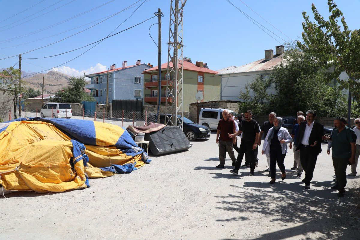 tusbabeltr's tweet photo. 🔸Eşbaşkanlar’dan Evlerinden Atılan Yaşlı Çifte Ziyaret

Van’ın Tuşba ilçesinde ev sahibi tarafından eşyaları sokağa atılarak evsiz bırakılan yaşlı çift, DEM Parti İlçe Eşbaşkanı Refik Çidal, Eşbaşkanlar Hanım Akkoş ve Ümit Keser ile DEM Parti ilçe yönetimi tarafından ziyaret edildi.

Tuşba ilçesine bağlı Beyüzümü Mahallesi'nde kiralık evde yaşayan biri görme engelli yaşlı çift, dün ev sahibi tarafından evden çıkarılmışlardı. Eşyaları sokağa atılarak ateşe verilen ailenin durumu yurttaşların tepkisine neden oldu.

Yaşanan duruma kayıtsız kalmayan DEM Parti Tuşba İlçe Eşbaşkanı Refik Çidal ve ilçe yönetimi, Belediye Eşbaşkanları Hanım Akkoş ve Ümit Keser ile Meclis üyeleri, evsiz kalan aileyi ziyaret etti. 

Eşbaşkanlar, ziyaret sırasında yaşanan olaya tepki göstererek, durumun kabul edilemez olduğunu söyleyerek ayrıca aile için tüm imkanlarını seferber edip ellerinden geleni yapacaklarını dile getirdi.