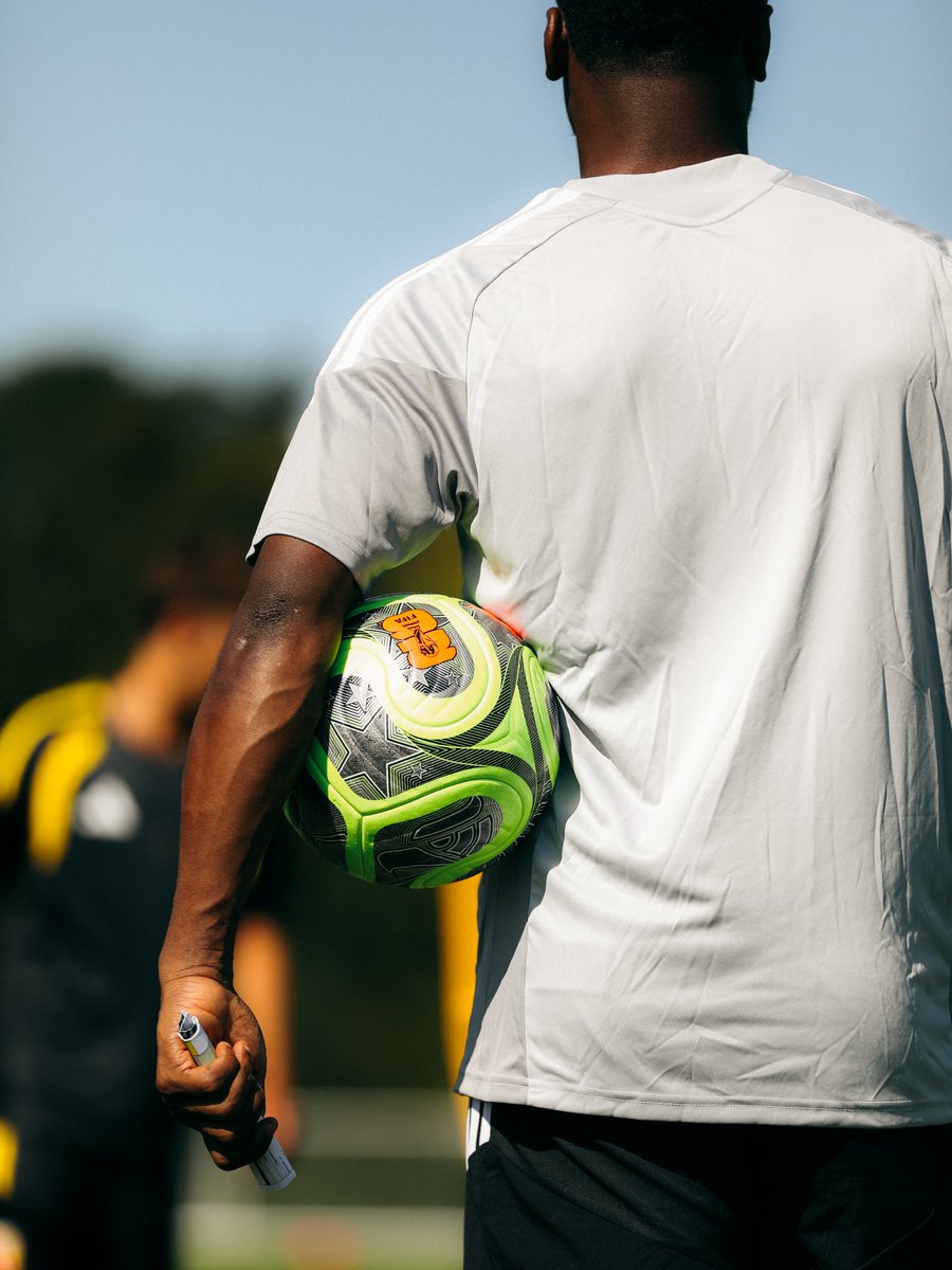 MadInGaillette's tweet photo. Entre formation et transmission ⛏️

Pur produit #MadeInGaillette auréolé de plus de 400 matchs en professionnel, Serge Aurier fait son retour à La Gaillette Gervais Martel. L'ancien international ivoirien partagera son expérience avec les 𝐔𝟏𝟓 en qualité d'entraîneur adjoint. https://t.co/eUmwSY6dEa