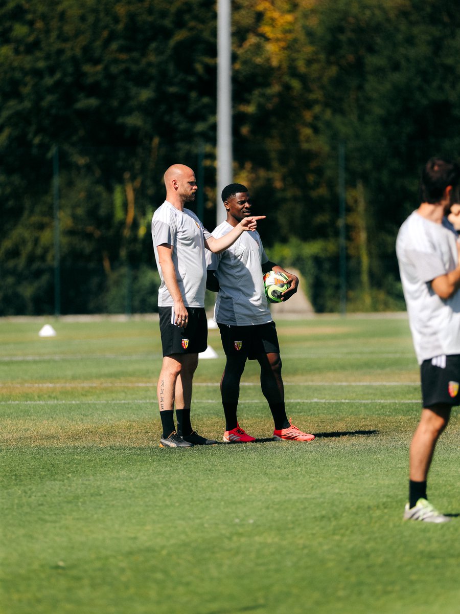 MadInGaillette's tweet photo. Entre formation et transmission ⛏️

Pur produit #MadeInGaillette auréolé de plus de 400 matchs en professionnel, Serge Aurier fait son retour à La Gaillette Gervais Martel. L'ancien international ivoirien partagera son expérience avec les 𝐔𝟏𝟓 en qualité d'entraîneur adjoint. https://t.co/eUmwSY6dEa