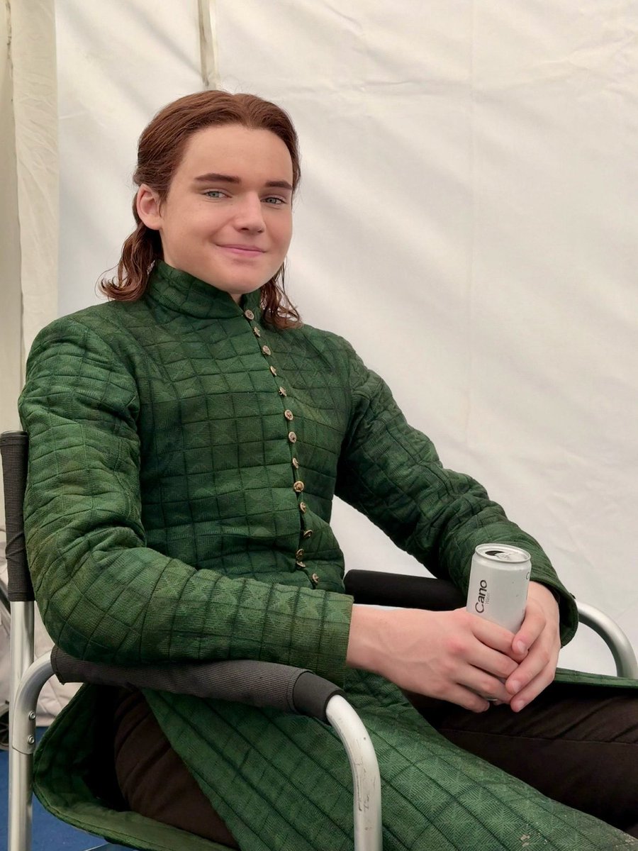 thinkdaerontarg's tweet photo. Benjamin Evan Ainsworth behind the scenes of House of the dragon https://t.co/i4inhdFUer