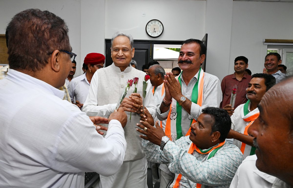 ashokgehlot51's tweet photo. आज सिविल लाइंस आवास पर बाड़मेर विधानसभा क्षेत्र से पूर्व विधायक श्री मेवाराम जैन के साथ आए कांग्रेस कार्यकर्ताओं से मुलाकात की। https://t.co/qZUHx5q2YT