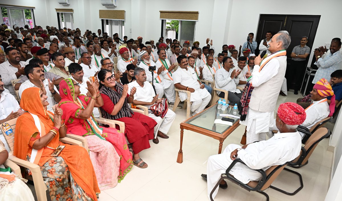 ashokgehlot51's tweet photo. आज सिविल लाइंस आवास पर बाड़मेर विधानसभा क्षेत्र से पूर्व विधायक श्री मेवाराम जैन के साथ आए कांग्रेस कार्यकर्ताओं से मुलाकात की। https://t.co/qZUHx5q2YT