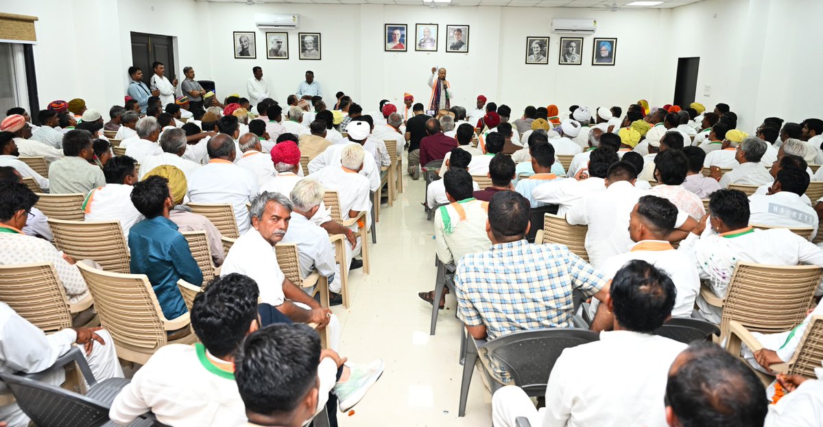 ashokgehlot51's tweet photo. आज सिविल लाइंस आवास पर बाड़मेर विधानसभा क्षेत्र से पूर्व विधायक श्री मेवाराम जैन के साथ आए कांग्रेस कार्यकर्ताओं से मुलाकात की। https://t.co/qZUHx5q2YT
