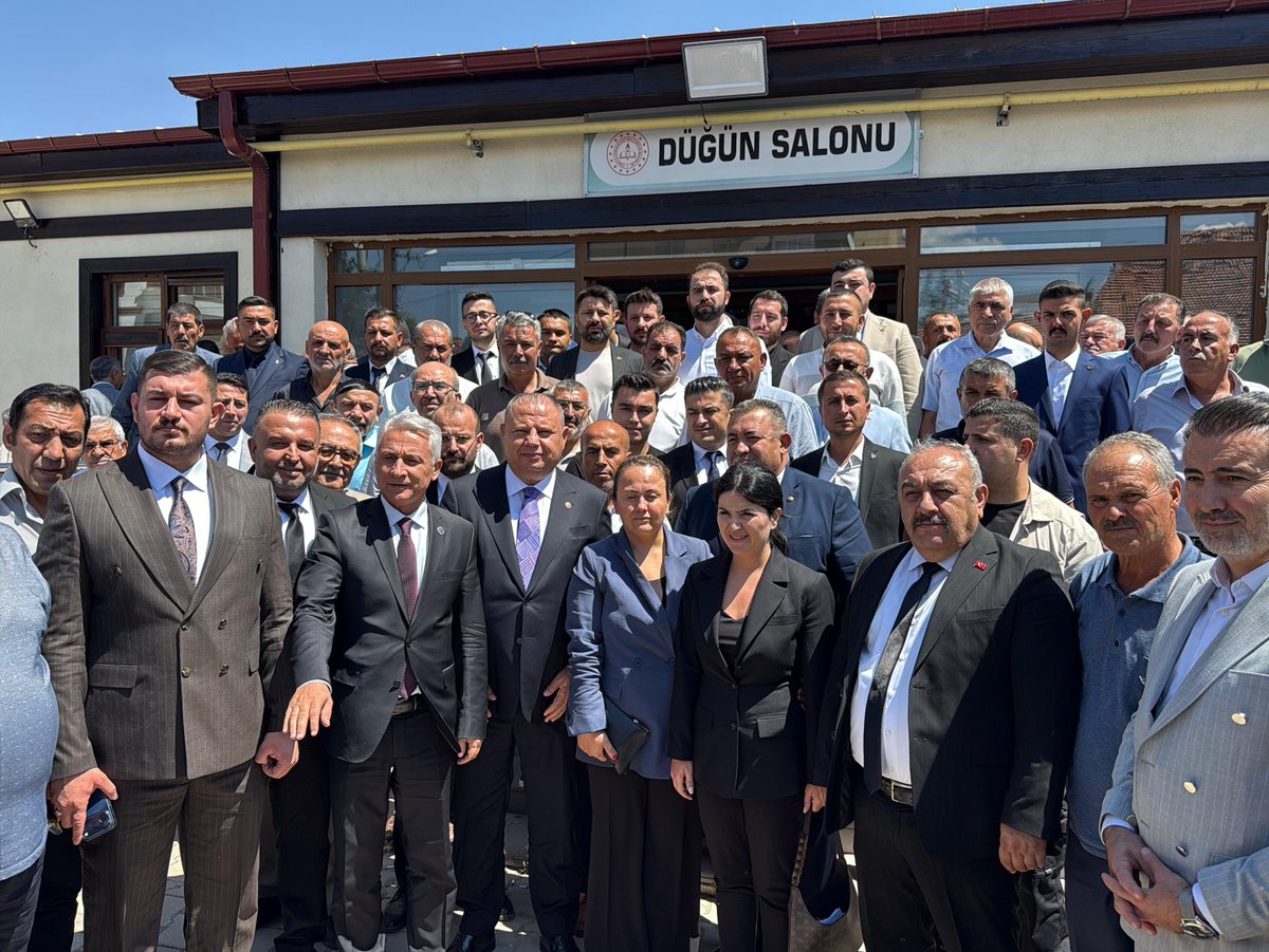 Avkthalilozturk's tweet photo. 📍Kırıkkale / Keskin

Divan Başkanlığını üstlendiğim MHP Keskin İlçe Teşkilatımızın kongresine; MHP Kırıkkale İl Başkanımız Mekki Varol, İl Başkan Yardımcılarımız Hacı Çalı, Yıldırım Pehlivanlı, Cihat Pehlivanlı, Muhammed Buğra Yüksel, KAÇEP'ten Sorumlu İl Başkan Yardımcımız Yağmur Ambarkütükoğlu, İl Yönetim Kurulu Üyelerimiz Cahit Doğan, İlhan Alakara, Sait Demirelli, Merkez İlçe Başkanımız Melike Boran İsmailoğulları, Merkez İlçe Yönetim Kurulu Üyelerimiz Ömer Çıtak, Kaan Yaman, Tolga Kılıç, Yusuf Dalgar, Kırıkkale Ülkü Ocakları Başkanı Mikail Can, Türk İmar-Sen Genel Başkan Yardımcısı Kamuran Uluyüz, Türk Sağlık-Sen Kırıkkale Şube Başkanı Paşa Cebeci ve TÜRKAV Kırıkkale İl Başkanı Satılmış Düzgün ile birlikte katıldık.

Yoğun katılım ve büyük bir heyecan içerisinde gerçekleştirilen kongremizde dava arkadaşlarımızla bir araya gelerek teşkilatımızın coşkusunu ve kararlılığını bir kez daha hep birlikte yaşadık.

Yeniden MHP Keskin İlçe Başkanlığı görevine seçilen Üçler Ünver’i ve yönetimini tebrik ediyor, çalışmalarında başarılar diliyorum.

Kongremizin Keskin’imize, Kırıkkale’mize ve Milliyetçi Hareket Partimize hayırlı olmasını temenni ediyor; kongremize katılım sağlayan tüm ülküdaşlarımıza teşekkür ediyorum.