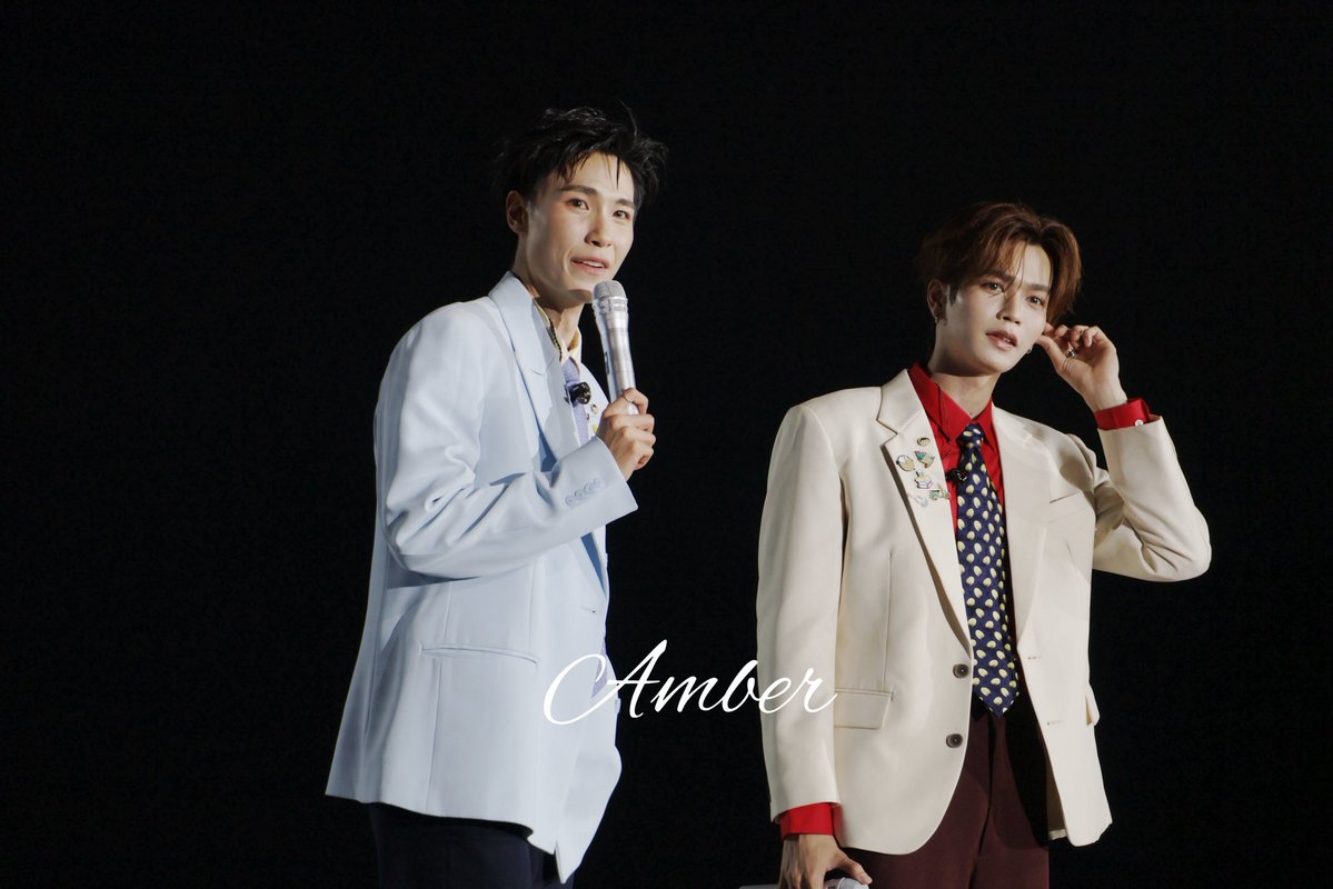 amber_xuss's tweet photo. #JuniorMarkConcert l love you 🌞🌛✨ https://t.co/O8hqBLl3bv