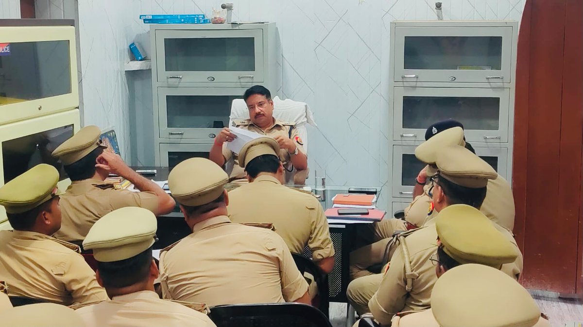 dcp_north's tweet photo. @AmitKAnandIPS के निर्देशन में 👮♂️ #adcp_north द्वारा Malihabad Circle का अर्दली रूम किया गया, जिसमें 📋 60/90 दिवस से लंबित विवेचनाओं के शीघ्र निस्तारण एवं 💻 ई-साक्ष्य एप पर शत-प्रतिशत SID Creation व 🔗 FIR Linking सुनिश्चित कराने हेतु निर्देशित किया गया।
@lkopolice @Uppolice https://t.co/Xy3dybegrb