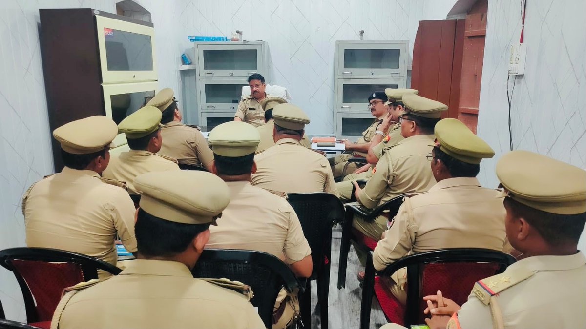 dcp_north's tweet photo. @AmitKAnandIPS के निर्देशन में 👮♂️ #adcp_north द्वारा Malihabad Circle का अर्दली रूम किया गया, जिसमें 📋 60/90 दिवस से लंबित विवेचनाओं के शीघ्र निस्तारण एवं 💻 ई-साक्ष्य एप पर शत-प्रतिशत SID Creation व 🔗 FIR Linking सुनिश्चित कराने हेतु निर्देशित किया गया।
@lkopolice @Uppolice https://t.co/Xy3dybegrb