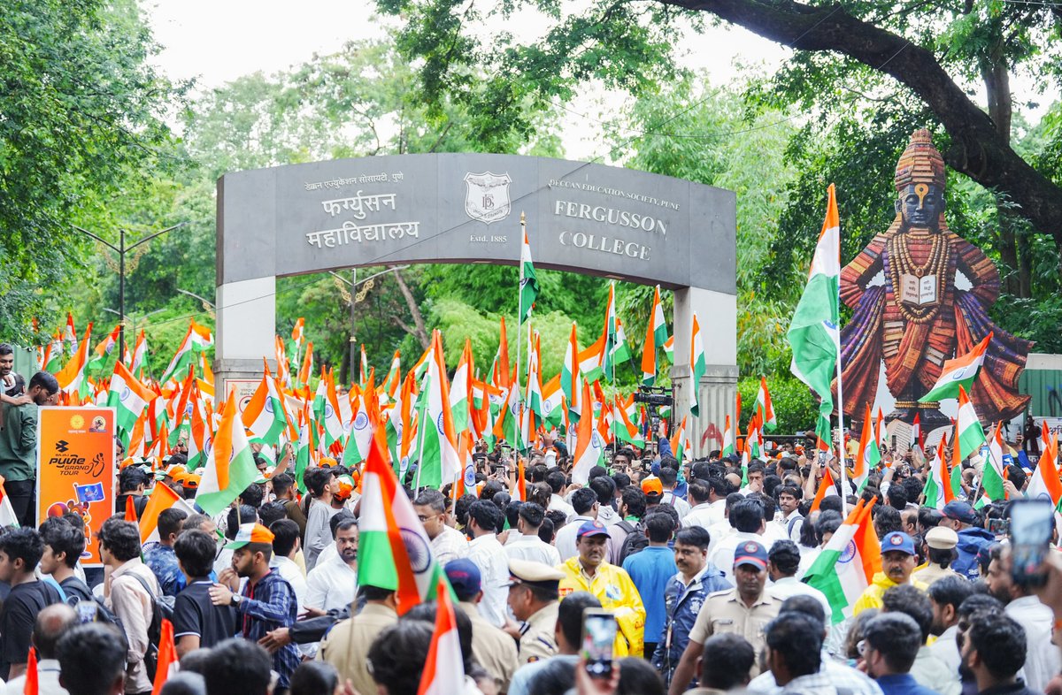 Dev_Fadnavis's tweet photo. तरुणाईची एकच आस, 
हाती तिरंगा देशाचा विकास! 🇮🇳

#Maharashtra #TirangaRally #HarGharTiranga #Pune